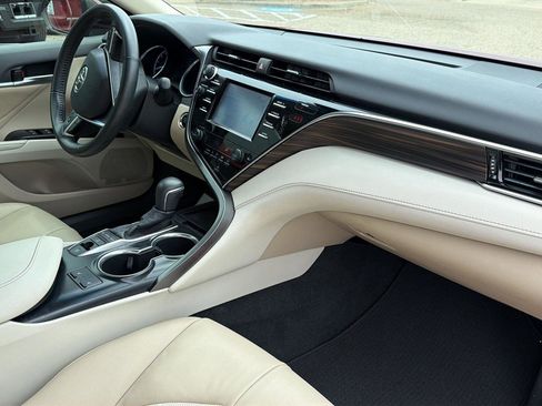 Used 2018 Toyota Camry XLE FWD image 16