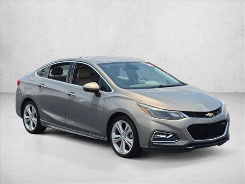 Used 2018 Chevrolet Cruze Premier FWD image 3