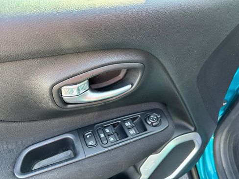 Used 2019 Jeep Renegade Latitude image 12