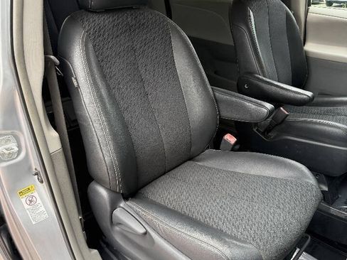 Used 2014 Toyota Sienna SE FWD image 31