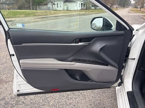 Used 2022 Toyota Camry LE image 10