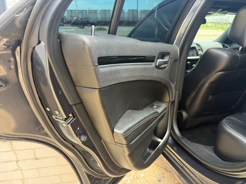 Used 2018 Chrysler 300 S w/ 300S Premium Group RWD image 12