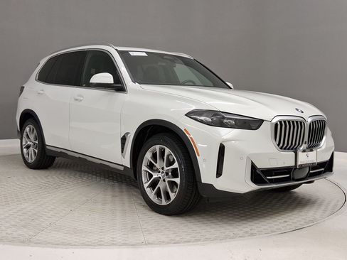 Certified 2024 BMW X5 xDrive40i w/ Parking Assistance Package AWD/4WD image 5