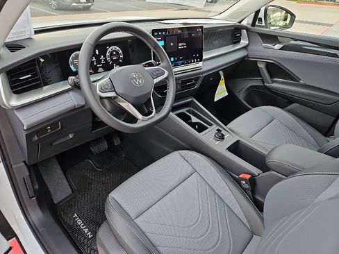 New 2026 Volkswagen Tiguan SE image 12