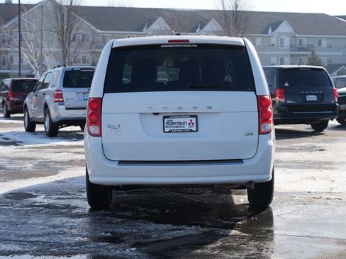 Used 2018 Dodge Grand Caravan SE w/ UConnect Hands-Free Group image 4