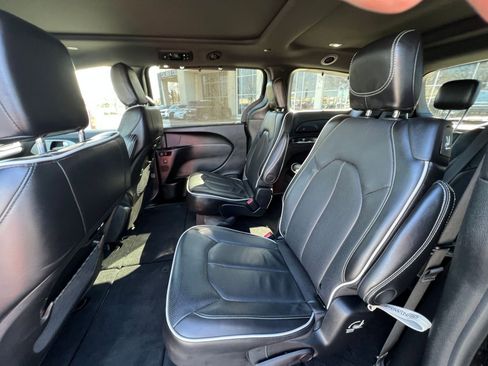 Used 2025 Chrysler Pacifica Limited image 28