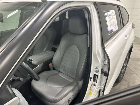 Used 2022 Toyota Highlander XLE FWD image 12