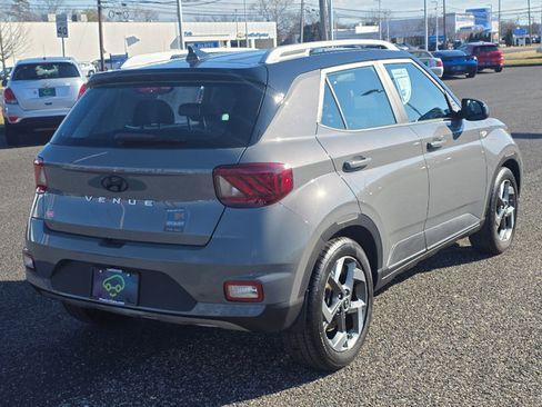 Used 2022 Hyundai Venue Limited image 15