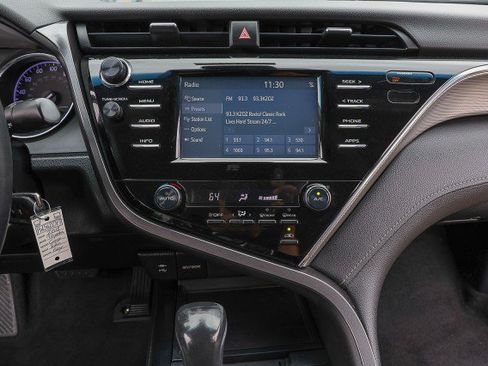 Used 2018 Toyota Camry SE FWD image 13