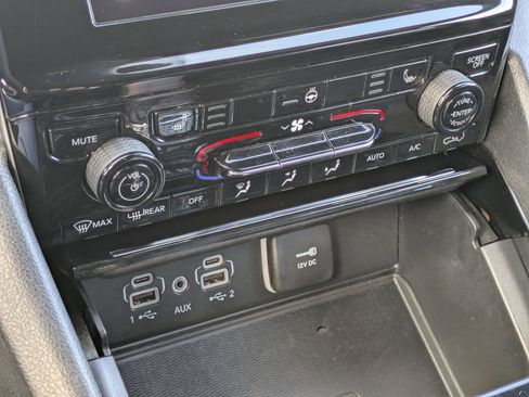 Used 2023 Jeep Grand Cherokee L Laredo image 21