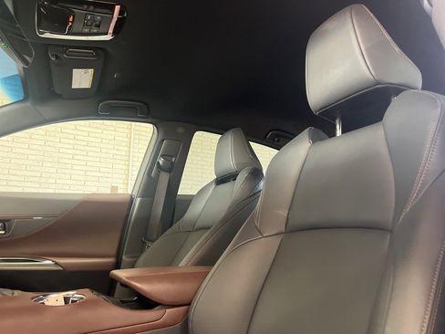 Used 2023 Toyota Venza XLE image 12