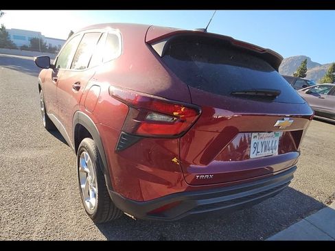 Used 2024 Chevrolet Trax LS w/ LS Convenience Package FWD image 6