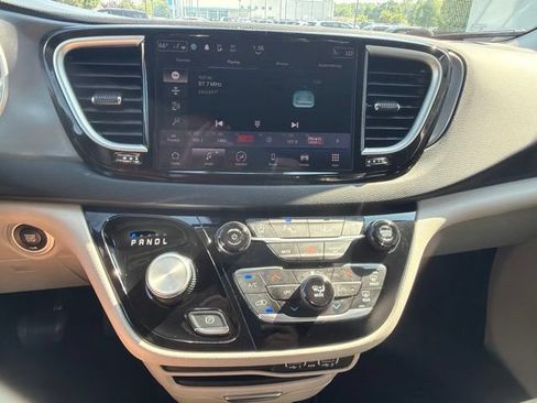 Used 2024 Chrysler Pacifica Touring-L FWD image 22