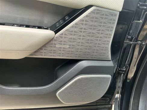 Used 2018 Land Rover Range Rover Velar R-Dynamic SE image 29