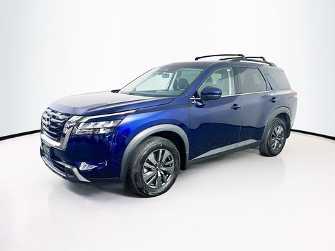 Used 2024 Nissan Pathfinder SV image 3