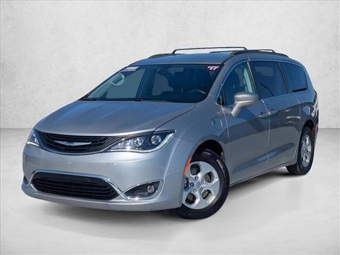 Used 2017 Chrysler Pacifica Premium image 1