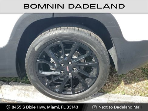 Used 2023 GMC Terrain SLE w/ Driver Convenience Package image 12