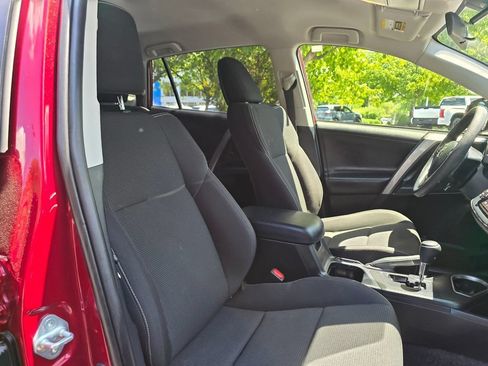 Used 2018 Toyota RAV4 LE AWD/4WD image 13