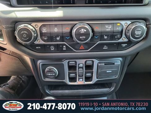 Used 2025 Jeep Wrangler Unlimited Sahara AWD/4WD image 21