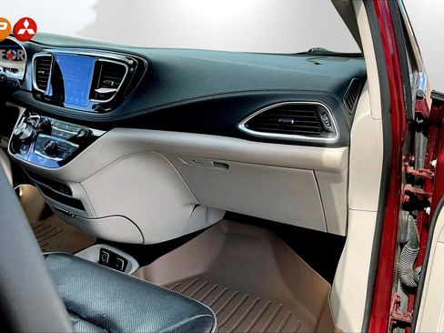 Used 2019 Chrysler Pacifica Limited image 16