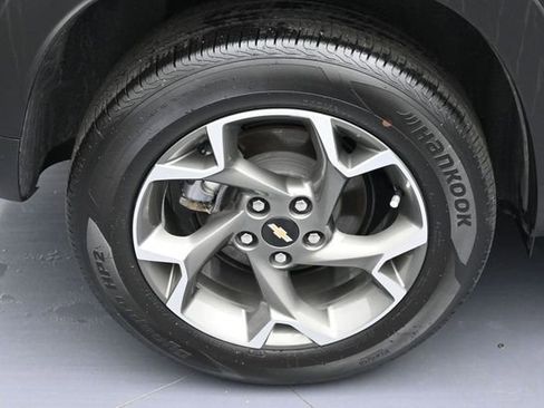 Used 2025 Chevrolet Trax LT w/ LT Convenience Package FWD image 5