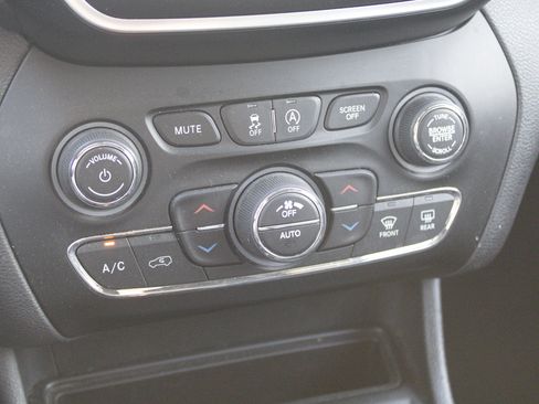 Used 2019 Jeep Cherokee Latitude Plus w/ Comfort/Convenience Group AWD/4WD image 20