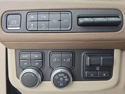 Used 2021 GMC Yukon Denali w/ Denali Premium Package image 27