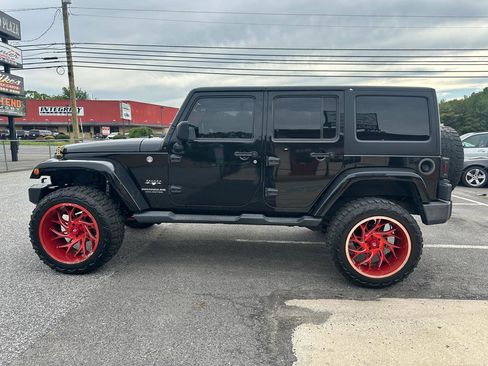 Used 2016 Jeep Wrangler Unlimited Sahara w/ Dual Top Group AWD/4WD image 8