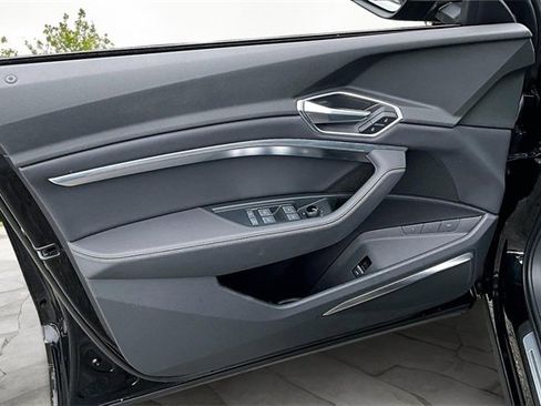 Used 2021 Audi e-tron Premium Plus w/ Premium Plus Package image 22