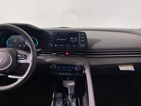 Certified 2026 Hyundai Elantra Hybrid FWD image 15