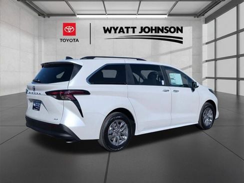 New 2026 Toyota Sienna XLE image 5