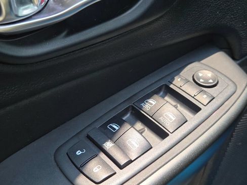 Used 2021 Jeep Cherokee Trailhawk AWD/4WD image 33