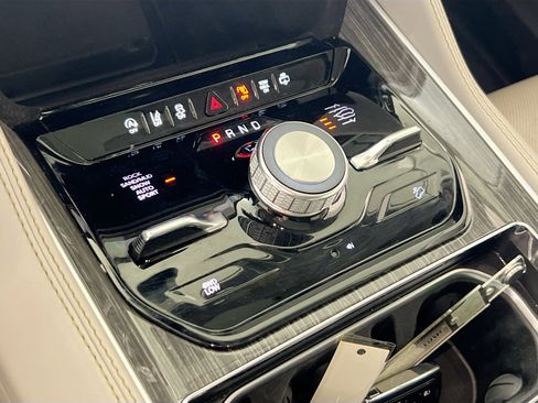 Used 2022 Jeep Wagoneer Series III w/ Premium Group I image 17