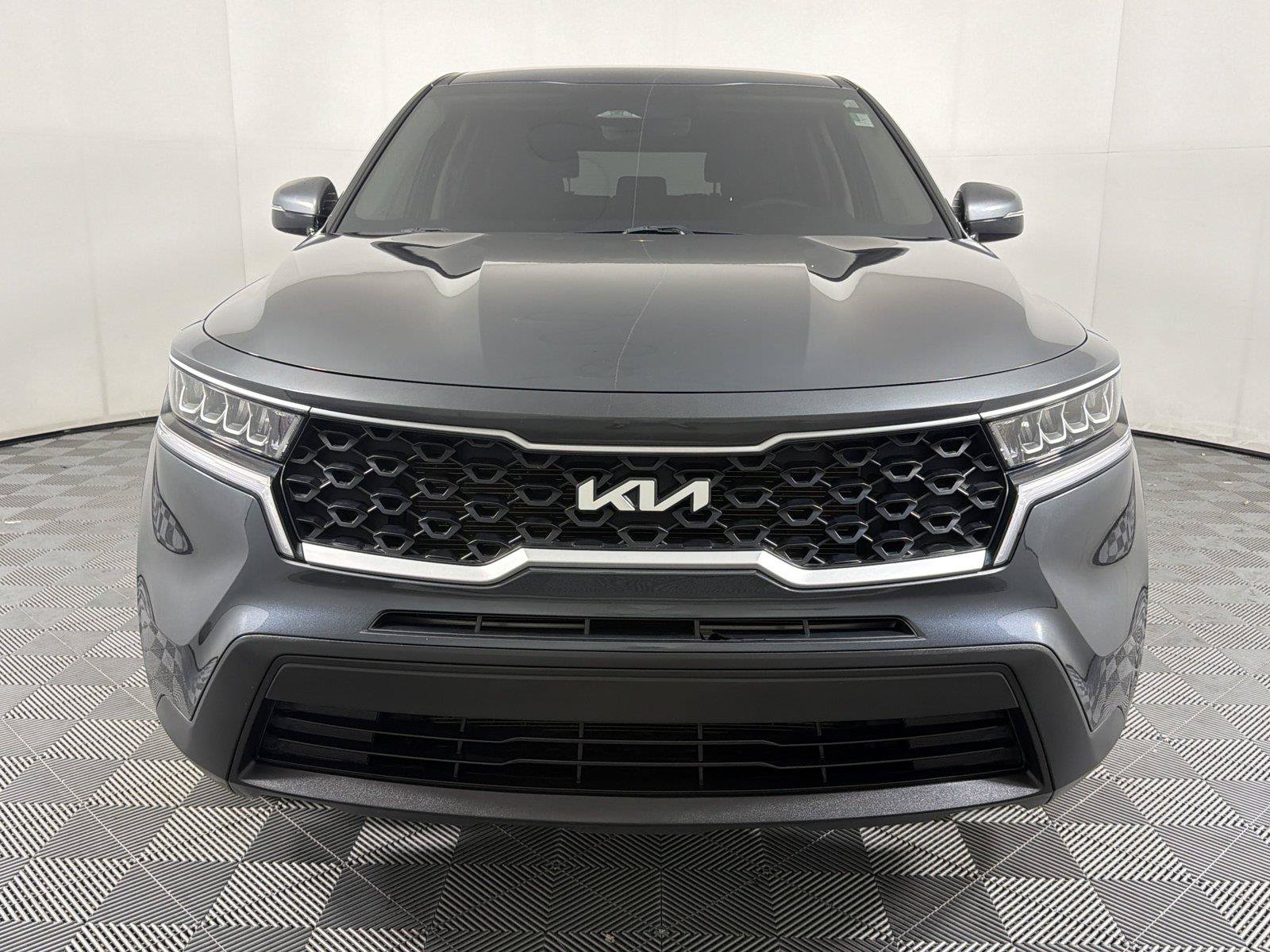 Used 2023 Kia Sorento LX FWD image 2