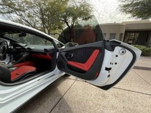 Used 2021 Lamborghini Huracan EVO image 12