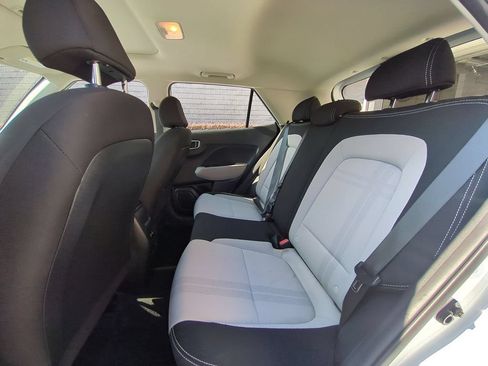 Used 2025 Hyundai Venue SEL FWD image 27