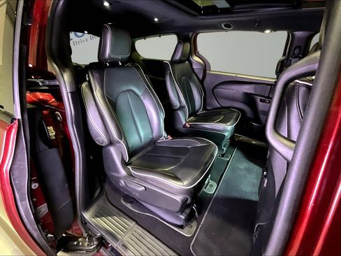 Used 2020 Chrysler Pacifica Limited w/ Advanced Safetytec Group FWD image 26