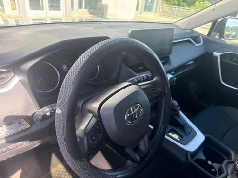 Used 2021 Toyota RAV4 LE FWD image 7