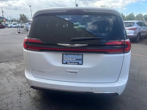 Used 2023 Chrysler Pacifica Touring-L FWD image 7