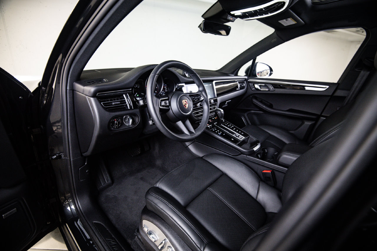 Certified 2026 Porsche Macan AWD/4WD image 4