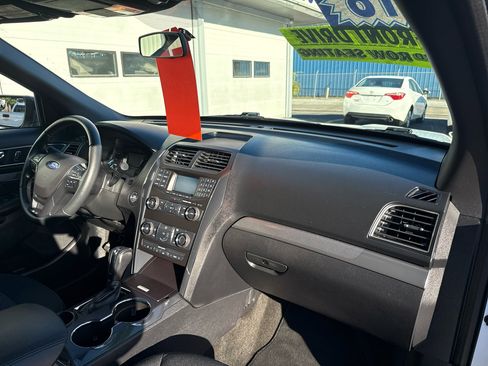 Used 2018 Ford Explorer XLT image 29