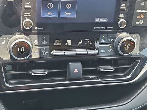 Used 2022 Toyota Highlander XLE FWD image 26