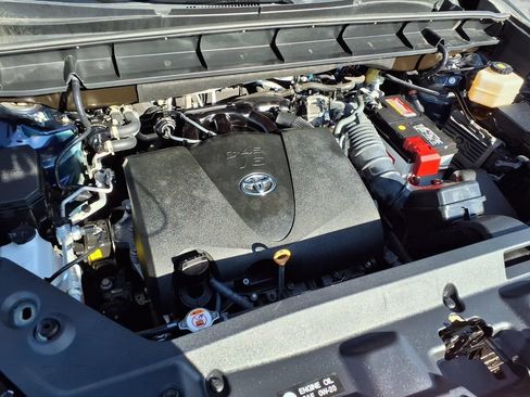 Used 2022 Toyota Highlander XLE FWD image 3