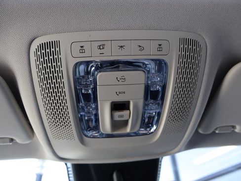 Used 2022 Mercedes-Benz GLB 250 w/ Premium Package Lite image 44