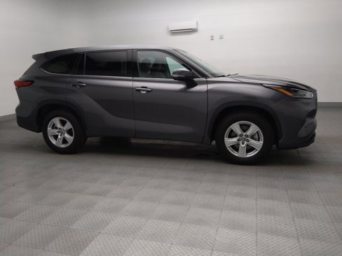Used 2022 Toyota Highlander LE image 11