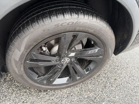 Certified 2024 Volkswagen Tiguan SE R-Line image 16