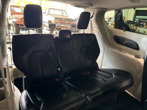 Used 2018 Chrysler Pacifica Limited image 49