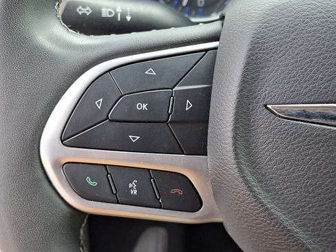 Used 2024 Chrysler Pacifica Touring-L FWD image 23