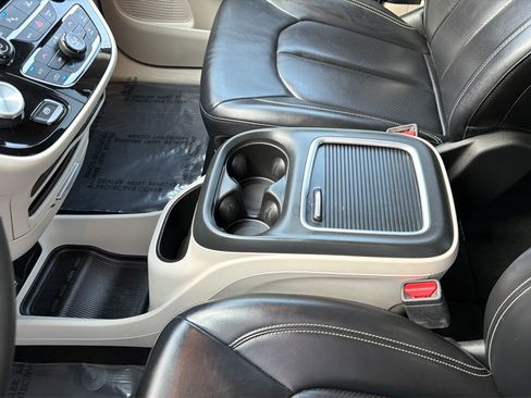 Used 2023 Chrysler Pacifica Touring-L FWD image 20