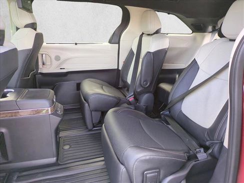 Used 2025 Toyota Sienna Platinum image 20